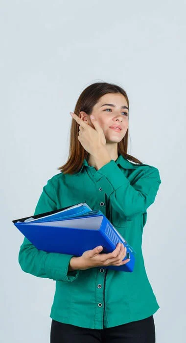 una estudiante cargando un folder