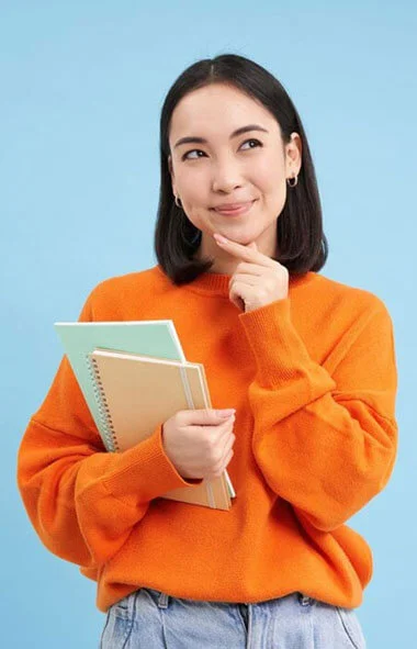 una estudiante analizando